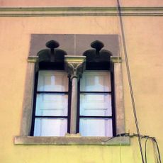 Finestres de l'habitatge a la plaça de la Catedral, 5