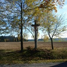 Kříž u silnice severovýchodně od Újezdu