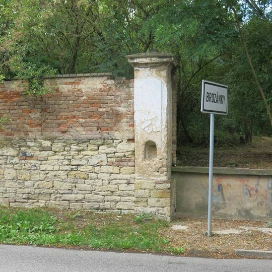 Kaplička v rohu zdi na severním okraji Brozánek