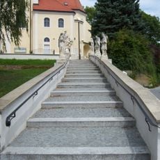 Stiegenaufgang mit Heiligenfiguren