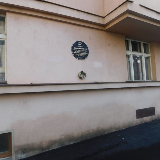 Pamětní deska Boženy Kropáčkové na nároží ulic Kafkova a Buzulucká v Dejvicích