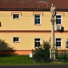 Sloup se sochou Panny Marie