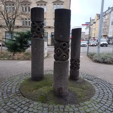 Drei-Säulen-Skulptur