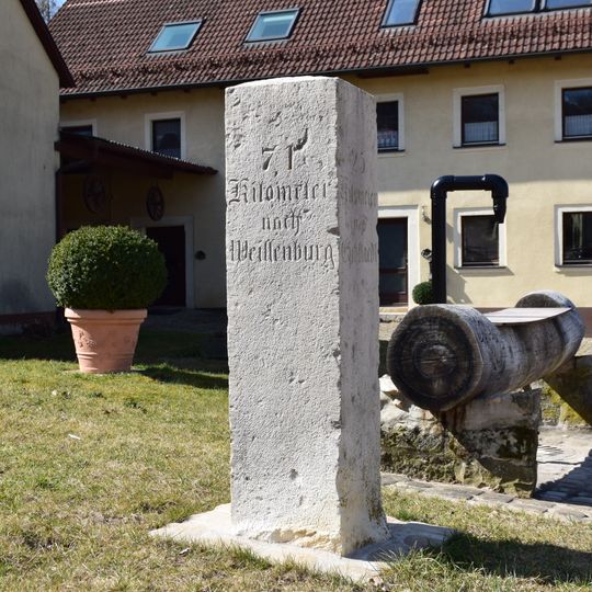 Kilometerstein, Im Tal