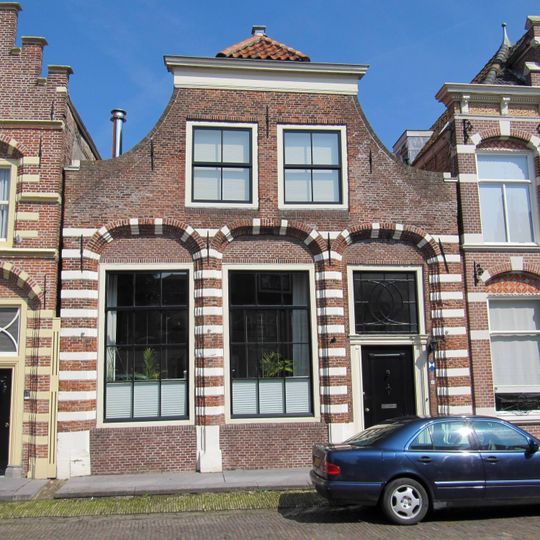 Pand met laatgotische gevel met speklagen doorregen