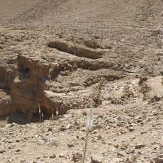 תצפית לנחל טביה ולמפל. פריחת חצבים בתחילת הסתיו.