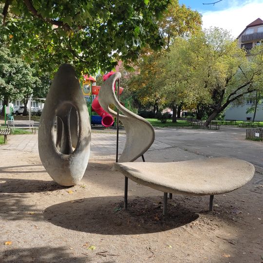 Plastika mezi ulicemi Souběžná a Krásného v Juliánově