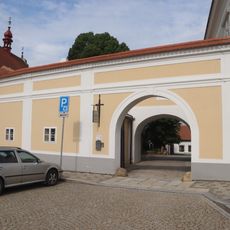 Kulisové průčelí s branou