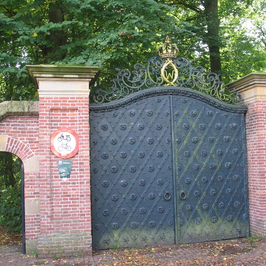 Huis Doorn: toegangshek en tuinmuur