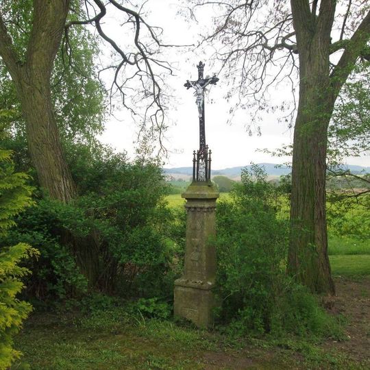 Kříž západně od Makova