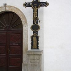 Kříž u kaple sv. Cyrila a Metoděje ve Výčapech