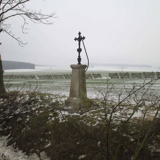 Kříž západně od Ostromeče u silnice