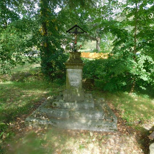 Kříž naproti kostela ve Vysoké