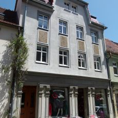 Wohnhaus mit Laden (originale Front) in geschlossener Bebauung Bahnhofstraße 3