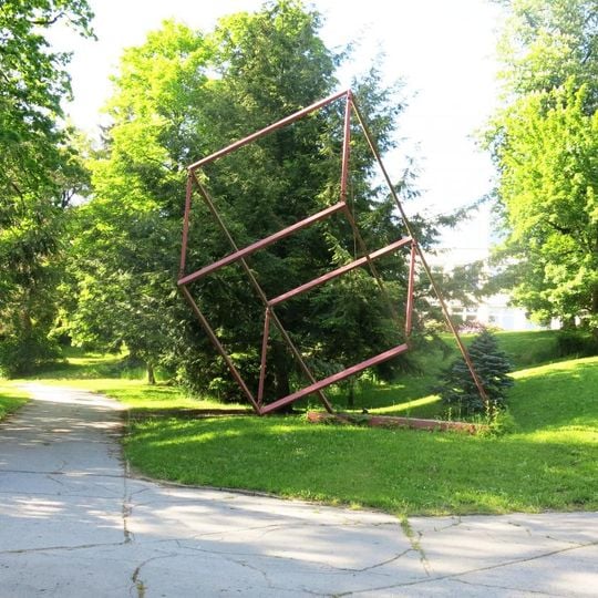 Kovová plastika u školy v Liberecké ulici v Jablonci nad Nisou