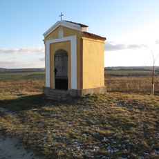 Kaplička u polní cesty poblíž věžového vodojemu Tuřany