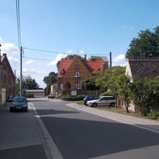 Herrenhaus (Nr. 1) und ehemaliges Wirtschaftsgebäude (Nr. 4/5) eines Rittergutes Am Gutshof 1; 4; 5