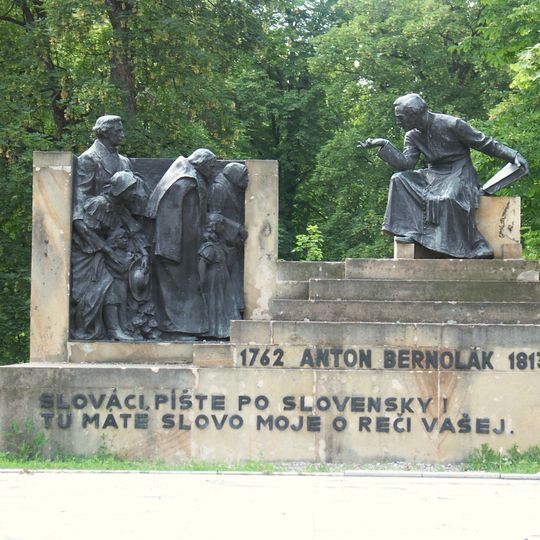 Pomník A. Bernoláka, reliéf