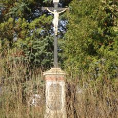 Kříž u kaple v Rokytníku