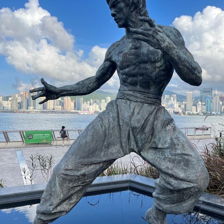 Бронзовая статуя Брюса Ли