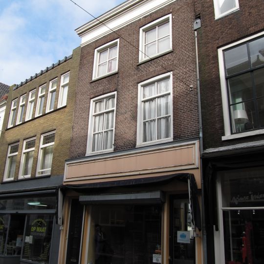 Pand met gevel onder geprofileerde lijst