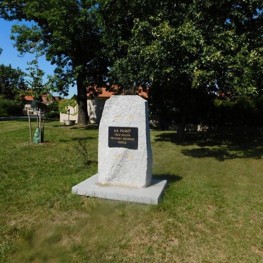 Pomník obětem 1. a 2. odboje ve Štolmíři