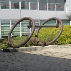 Plastika Nakloněné kruhy v kampusu Masarykovy university v Bohunicích