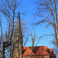 Einzeldenkmale der Sachgesamtheit Dorfkirche und Kirchhof Arzberg: Kirche, Denkmal für die Gefallenen des Ersten Weltkrieges, Soldatengrab Zweiter Weltkrieg, Erbbegräbnis der Fam. Nette, drei Grabmale, eine Grabplatte, Findlings-Grabmal mit Einfrie