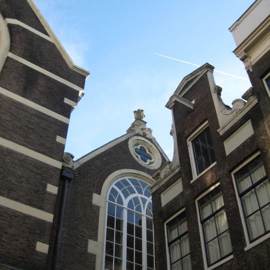 Huis, bovenpui met uit oude fragmenten opgetrokken hals