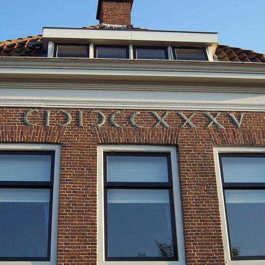 Pand met verdieping afgesloten door rechte kroonlijst