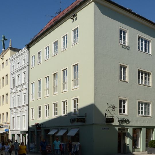 Wohn- und Geschäftshaus, Apotheke