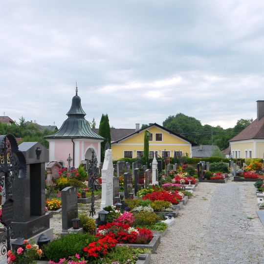 Friedhof mit Mauer und Torbau