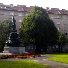 Kommunaler Wohnbau bestehend aus drei Häusern