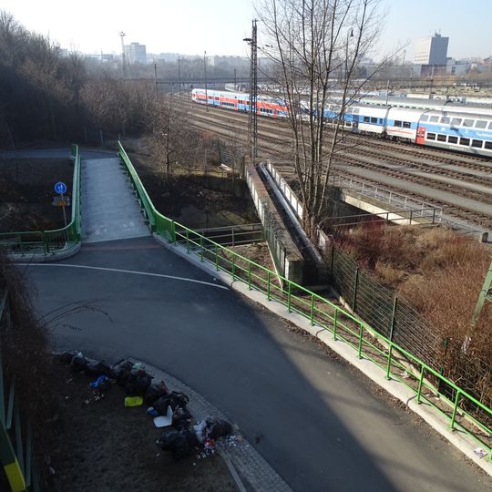 Lávka přes Botič u ulice Na Botiči