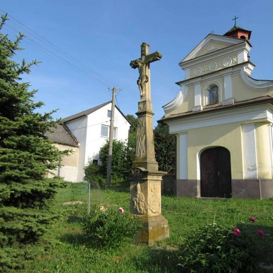 Kříž v Pateříně před kaplí