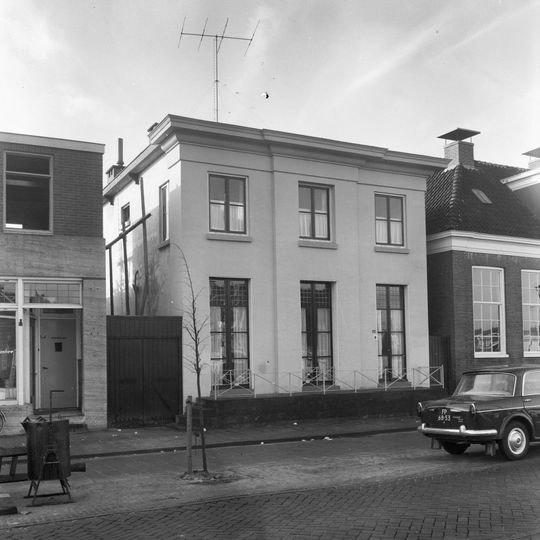 Eenvoudige gepleisterde empire-gevel