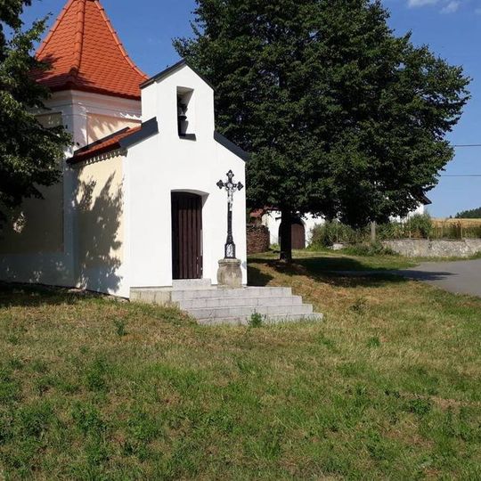 Kříž u kaple v Krchově Lomné