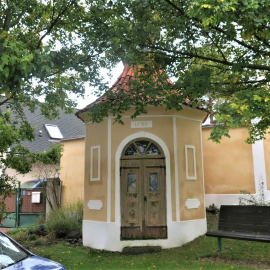 Kaple na návsi v Mezouni