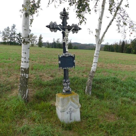 Kříž u silnice jižně od rybníka Strašák