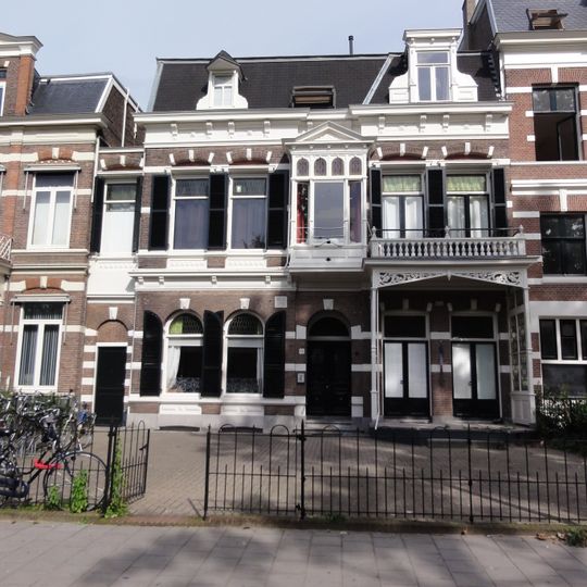 Herenhuis met hekwerk
