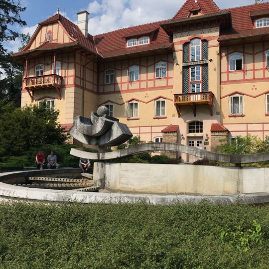 Fontána před lázeňským domem Jestřabí v Luhačovicích