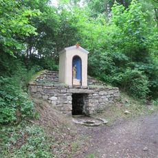 Kaplička nad pramenem východně od Červené Lhoty
