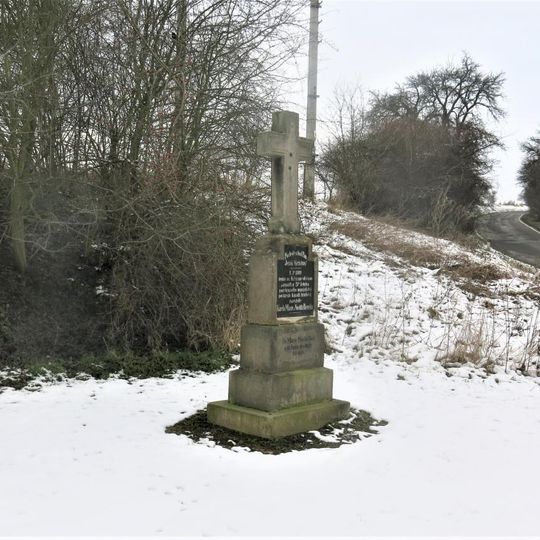 Kříž naproti domu 43 v Horkách nad Jizerou