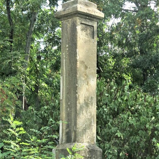 Kříž na rohu ulic Kutnohorská a Za Křížem v Dolních Měcholupech