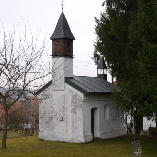 Hofkapelle mit Lourdesgrotte und zwei Türmchen