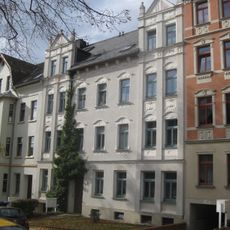 Mietshaus in geschlossener Bebauung mit Vorgarten Nürnberger Straße 5
