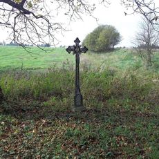 Kříž západně od Chotěmic u rozcestí