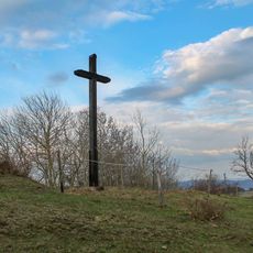 Dřevěný kříž v Pobučí na kopci Kalvárie