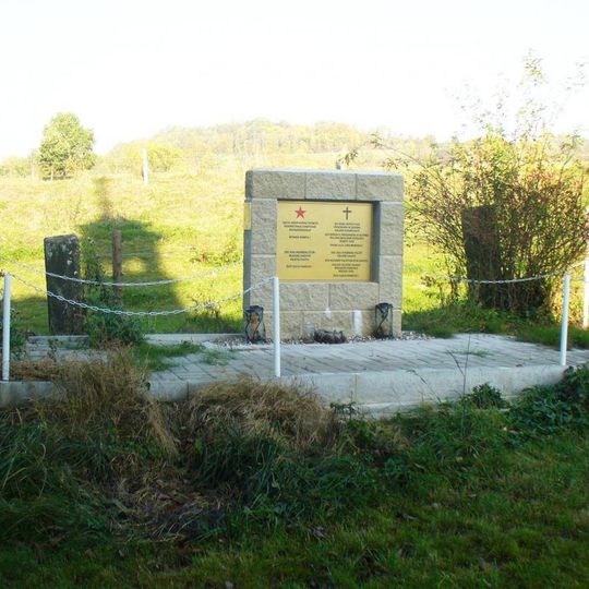 Pomník zemřelých válečných zajatců za kostelem v Kerharticích