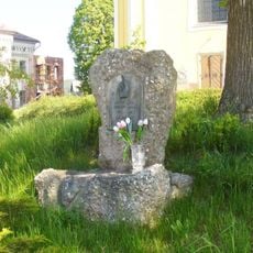 Pomník obětem okupace 1939-1945 u kostela v Pecce